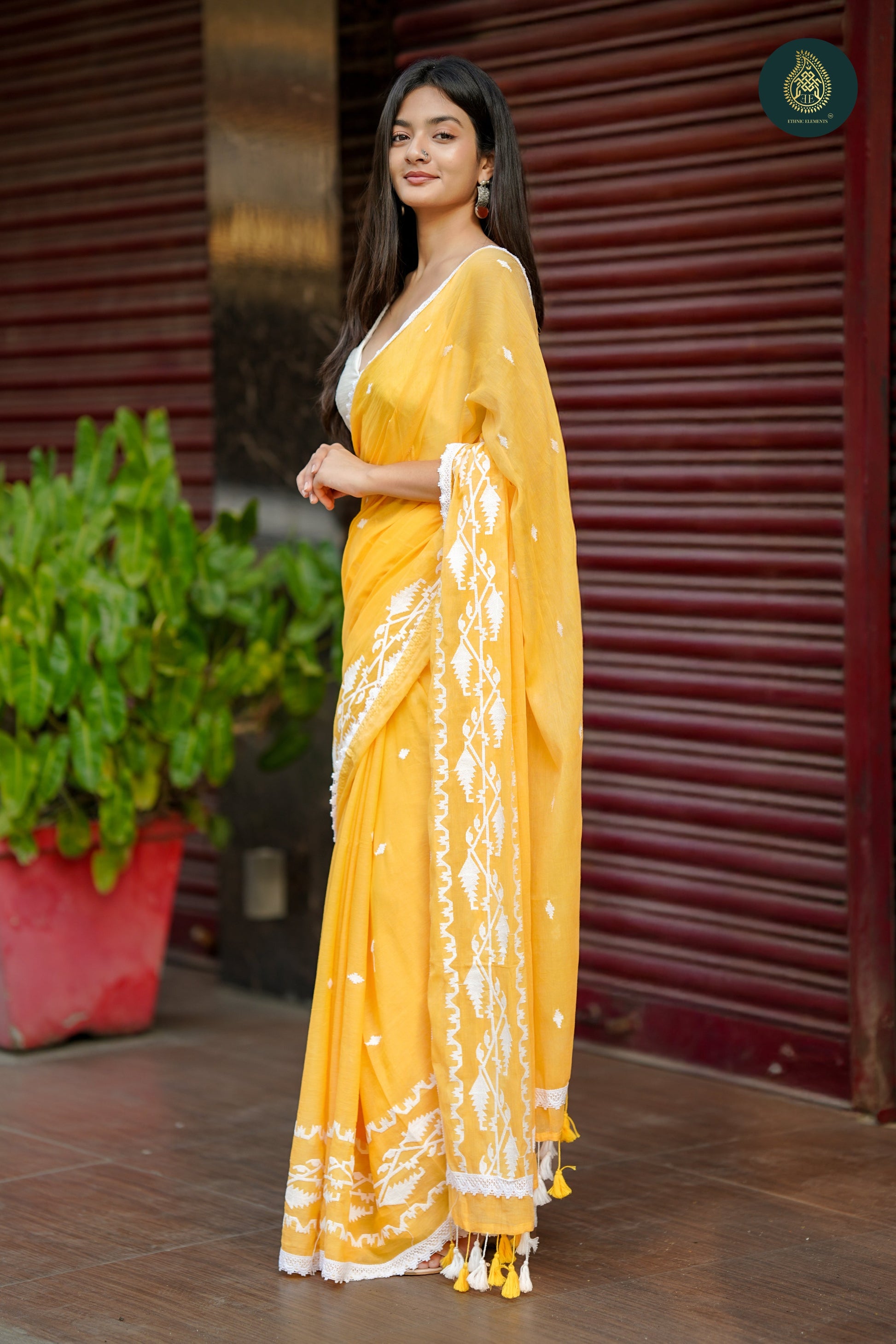 Aamras Jamdani Embriodery Mul Cotton Saree With Crochet Lace